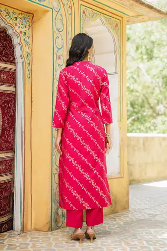 Women pink silk blend floral printed straight kurta trousers with dupatta