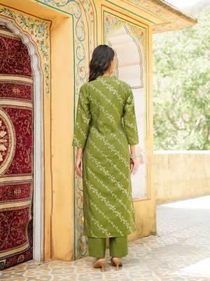 Women olive silk blend floral printed straight kurta trousers with dupatta 4