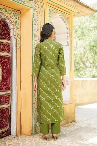 Women olive silk blend floral printed straight kurta trousers with dupatta