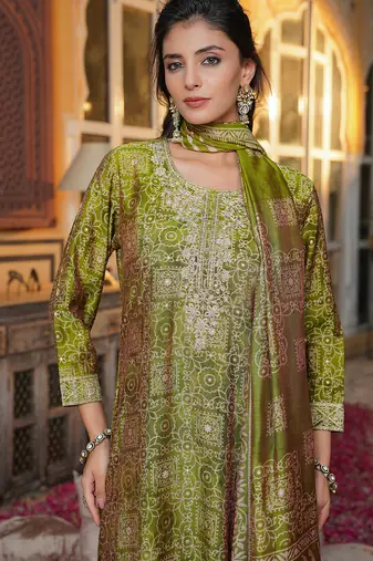 Women green silk blend floral embroidered straight kurta trousers with dupatta