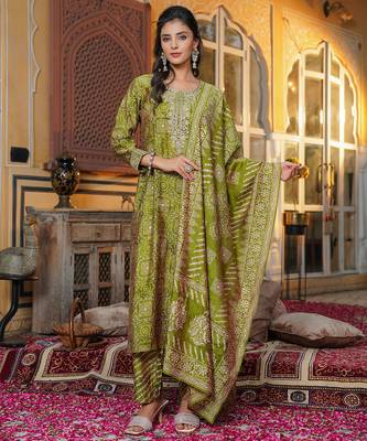 Women green silk blend floral embroidered straight kurta trousers with dupatta 2
