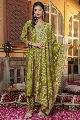 Women green silk blend floral embroidered straight kurta trousers with dupatta