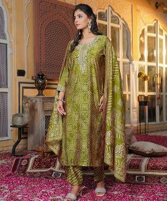 Women green silk blend floral embroidered straight kurta trousers with dupatta 3