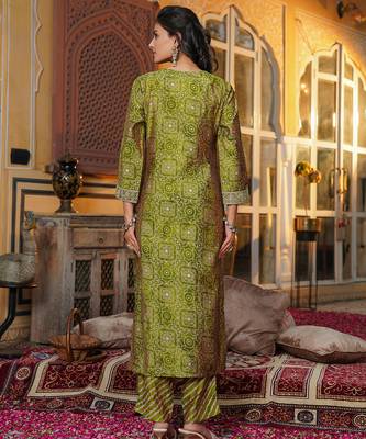 Women green silk blend floral embroidered straight kurta trousers with dupatta 4