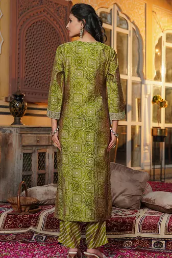Women green silk blend floral embroidered straight kurta trousers with dupatta