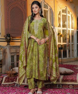 Women green silk blend floral embroidered straight kurta trousers with dupatta 5