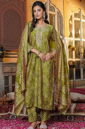 Women green silk blend floral embroidered straight kurta trousers with dupatta