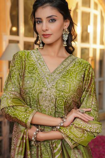 Women green silk blend floral embroidered straight kurta trousers with dupatta