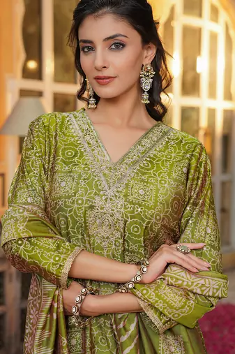 Women green silk blend floral embroidered straight kurta trousers with dupatta