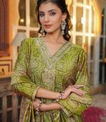 Women green silk blend floral embroidered straight kurta trousers with dupatta