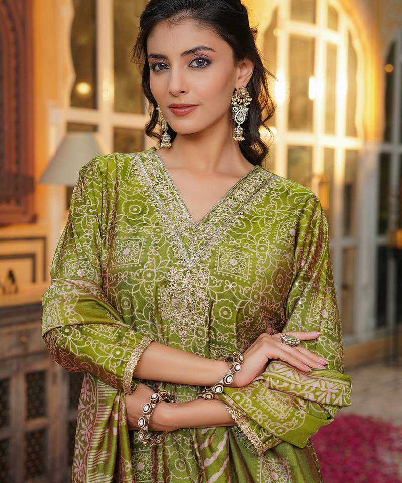 Women green silk blend floral embroidered straight kurta trousers with dupatta