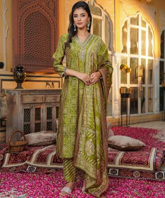 Women green silk blend floral embroidered straight kurta trousers with dupatta 2