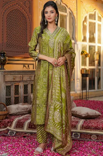 Women green silk blend floral embroidered straight kurta trousers with dupatta