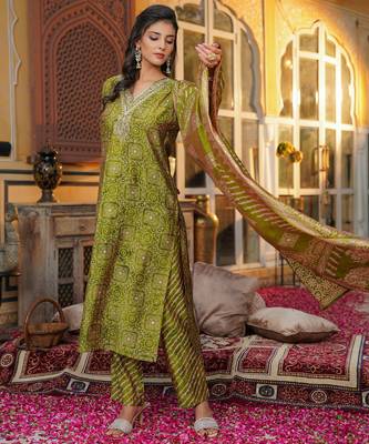 Women green silk blend floral embroidered straight kurta trousers with dupatta 3