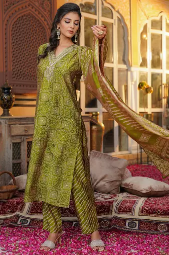 Women green silk blend floral embroidered straight kurta trousers with dupatta