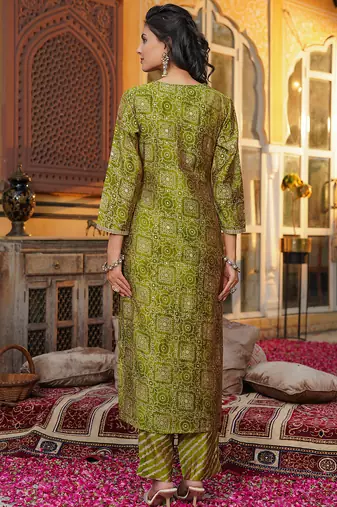 Women green silk blend floral embroidered straight kurta trousers with dupatta