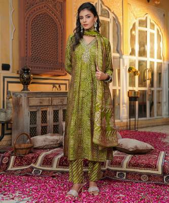 Women green silk blend floral embroidered straight kurta trousers with dupatta 5