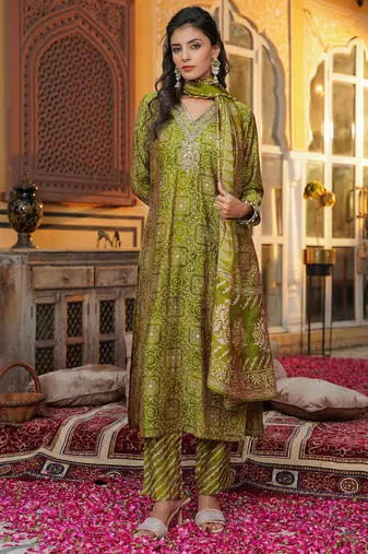Women green silk blend floral embroidered straight kurta trousers with dupatta