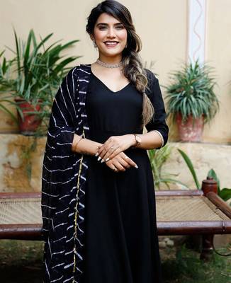 Gorgeous Suit Set With Black Dupatta Stylish Dupatta Suit Set Festival Wear 3