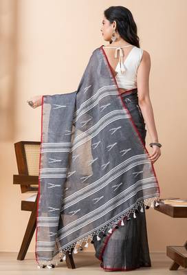 Grey handloom pure cotton jamdani and tassels saree 2