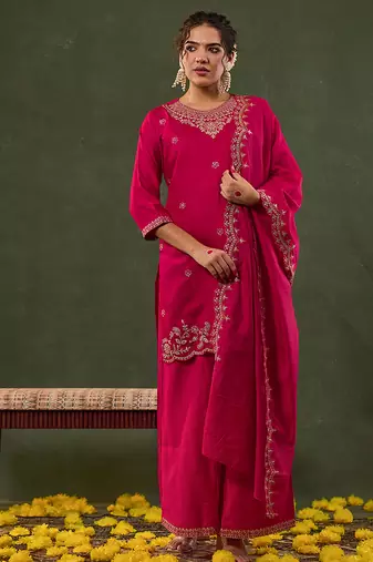 Yufta pink embroidered straight kurta palazzo dupatta set have a lining kurta