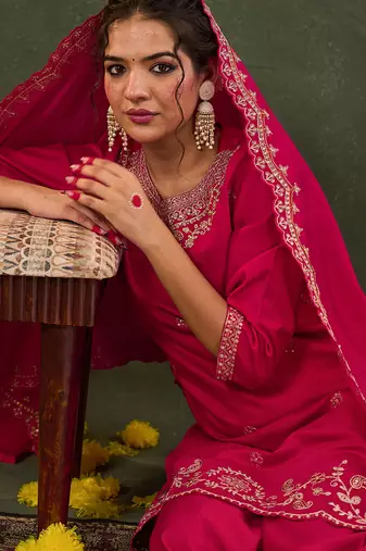 pink embroidered straight kurta palazzo dupatta set have a lining kurta