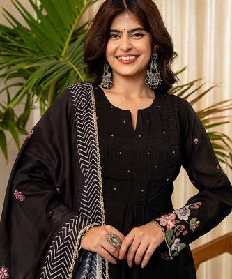 black resham embroidery a-line chanderi silk kurta trouser dupatta set 4