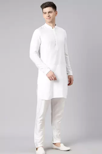 Arjun bijlani in white plain short kurta pajama