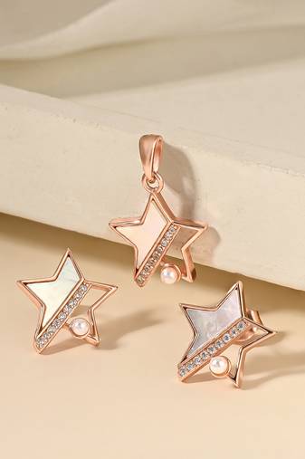 White cubic zirconia pendant set with star design