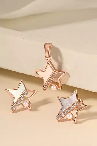 White cubic zirconia pendant set with star design