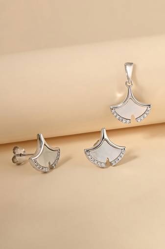 White cubic zirconia pendant set with seashell design