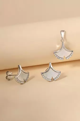White cubic zirconia pendant set with seashell design