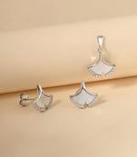 White cubic zirconia pendant set with seashell design