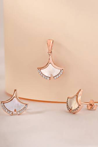 White cubic zirconia pendant set with seashell design