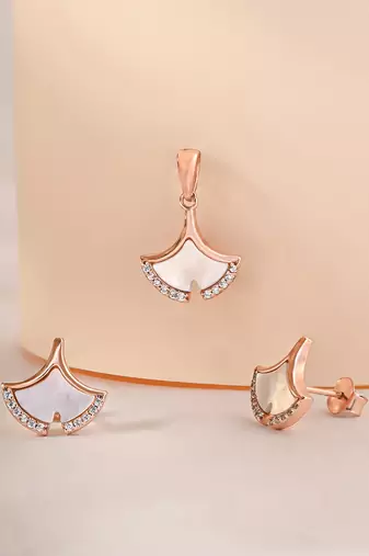 White cubic zirconia pendant set with seashell design