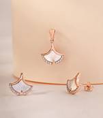 White cubic zirconia pendant set with seashell design