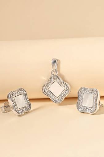 White cubic zirconia pendant set with geometric design