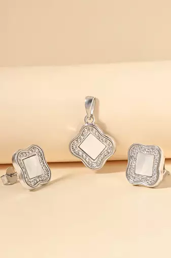 White cubic zirconia pendant set with geometric design
