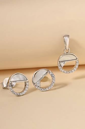 White cubic zirconia pendant set with swirl design