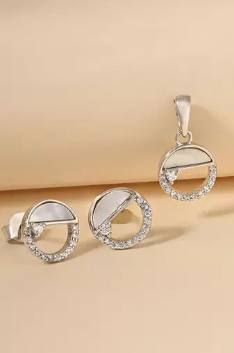 White cubic zirconia pendant set with swirl design