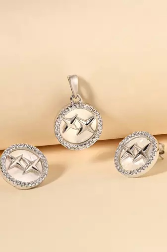 Rose gold cubic zirconia pendant set with romantic design