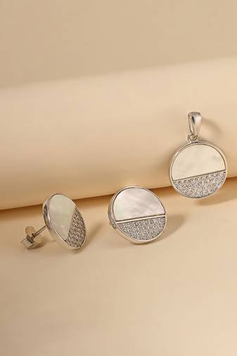 White cubic zirconia pendant set with circle design