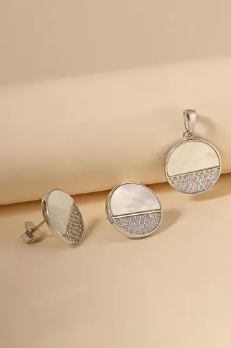 White cubic zirconia pendant set with circle design