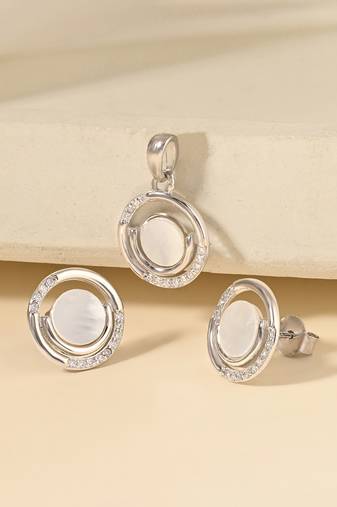 White cubic zirconia pendant set with circle design