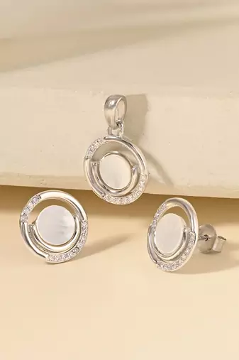 White cubic zirconia pendant set with circle design