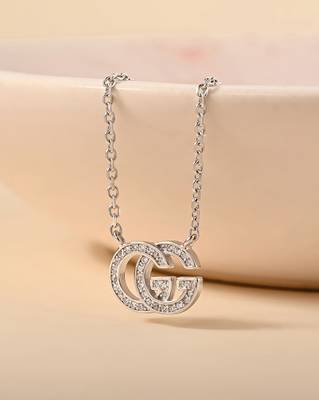 Gg motif silver necklace with iconic design and contemporary look 1