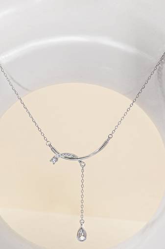 Teardrop pendant silver necklace with classic design for date night