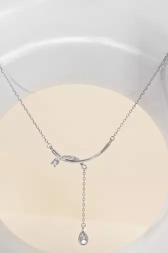 Teardrop pendant silver necklace with classic design for date night