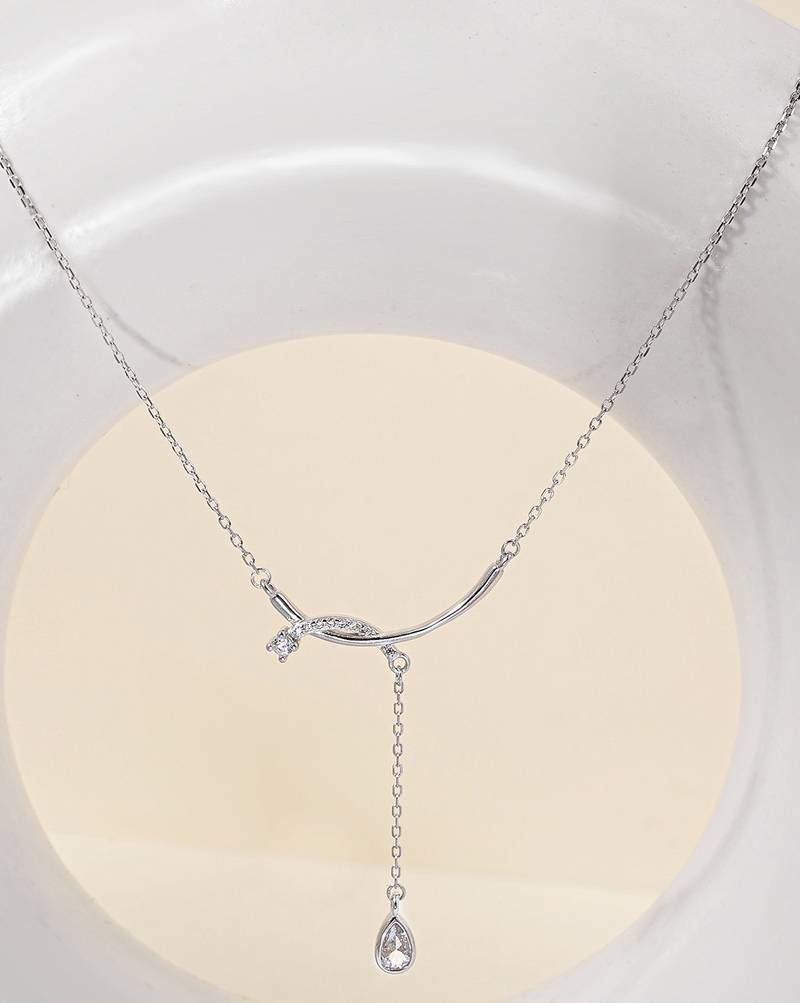 Teardrop pendant silver necklace with classic design for date night