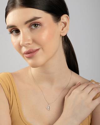 Heart-shaped cz silver pendant necklace with trailing stones and romantic vibe 4